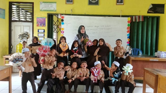 Majlis Guru MIN 1 Muaro Jambi Terima Hadiah di Hari Guru Nasional