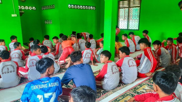 Peserta Didik MTsN 1 Bungo Laksanakan Sholat Zuhur Berjamaah Secara Rutin