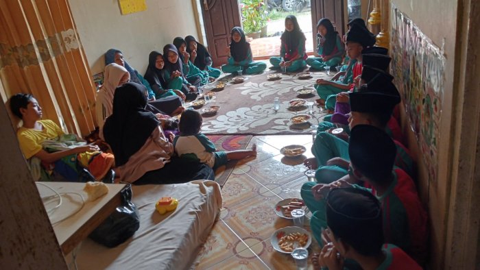 Bawa Semangat dan Kepedulian, Siswa Kelas 6B MIN 4 Tebo Jenguk Teman yang Telah Seminggu Lebih Sakit