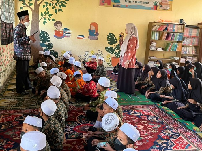 Siswa Siswi Min 1 Muaro Jambi  Kembali Madrasah Usai Libur Kabut Asap