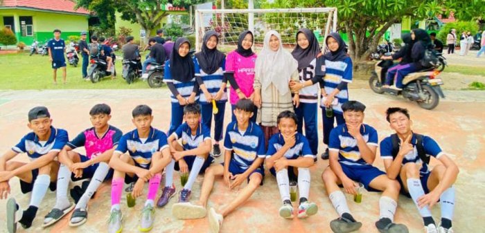Senyum Kedua Wali Kelas XI D Warnai Kemenangan Juara Futsal Antar Kelas! Rayakan Kemenangan dengan Makan Bersama Senyum Kedua Wali Kelas XI D Warnai Kemenangan Juara Futsal Antar Kelas! Rayakan Kemenangan dengan Makan Bersama