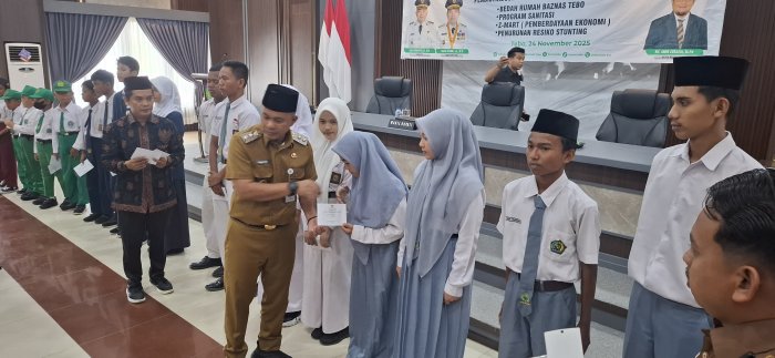 Empat Siswa MAN 2 Tebo Terima Beasiswa Tebo Cerdas 2025