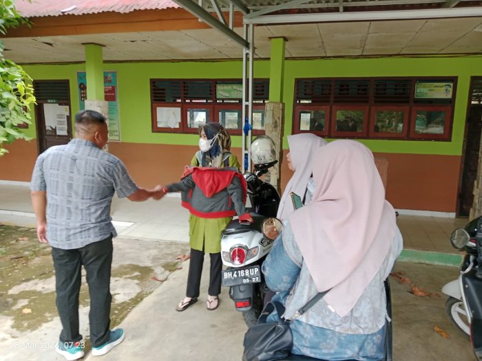 Bersalaman Merajut Silaturahmi, GTK MTsN 1 Bungo Pererat Kebersamaan Pasca Lebaran di hari pertama masuk ke madrasah