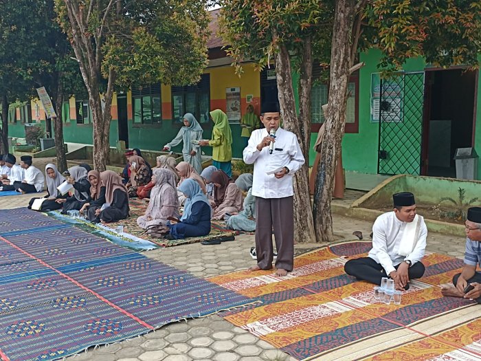 Kepala MTsN 2 Bungo Sampaikan Sambutan Sebelum Acara Inti Peringatan Isra Miraj Kepala MTsN 2 Bungo Sampaikan Sambutan Sebelum Acara Inti Peringatan Isra Miraj