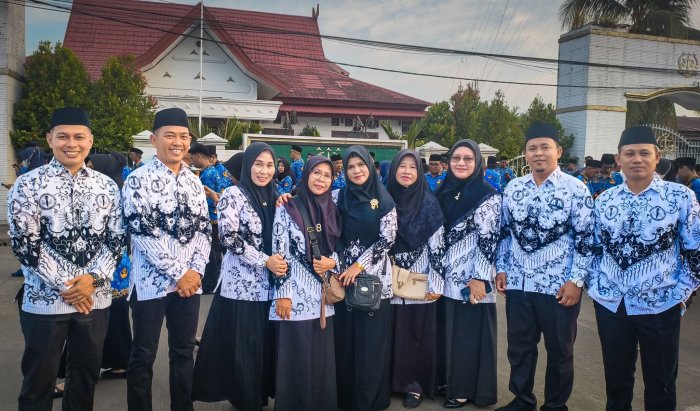 Khidmat Penurunan Bendera Merah Putih, MAN 2 Tanjab Barat Ikuti Upacara HUT RI ke-81 Khidmat Penurunan Bendera Merah Putih, MAN 2 Tanjab Barat Ikuti Upacara HUT RI ke-81