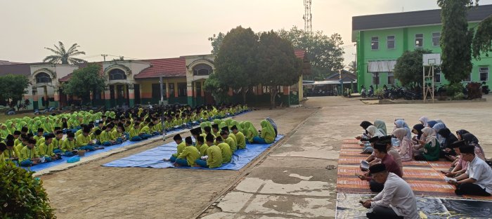 Kegiatan Yasinan Rutin MTsN 2 Bungo, Kelas IX.F Tunjukkan Dedikasi dalam Bertugas Kegiatan Yasinan Rutin MTsN 2 Bungo, Kelas IX.F Tunjukkan Dedikasi dalam Bertugas