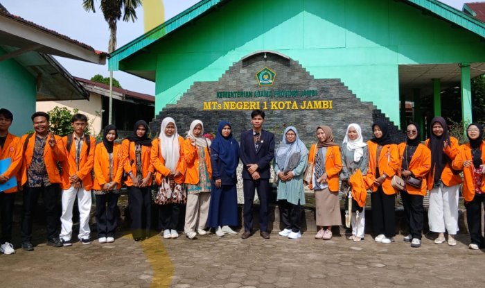 Mahasiswa Universitas Jambi Gelar Sosialisasi Bijak Bersosial Media di MTsN 1 Kota Jambi Mahasiswa Universitas Jambi Gelar Sosialisasi Bijak Bersosial Media di MTsN 1 Kota Jambi