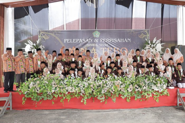 Pesan Haru Wali Murid, Kepala Madrasah, dan Pengawas Pembina Pada Pelepasan dan Perpisahan Siswa Kelas 6 MIN 4 Tebo Pesan Haru Wali Murid, Kepala Madrasah, dan Pengawas Pembina Pada Pelepasan dan Perpisahan Siswa Kelas 6 MIN 4 Tebo