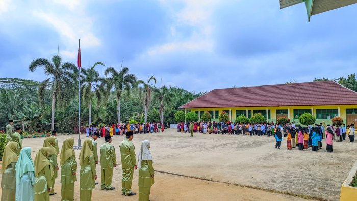 Kemeriahan Pakaian Adat Nusantara Warnai Upacara HGN MIN 4 Tebo