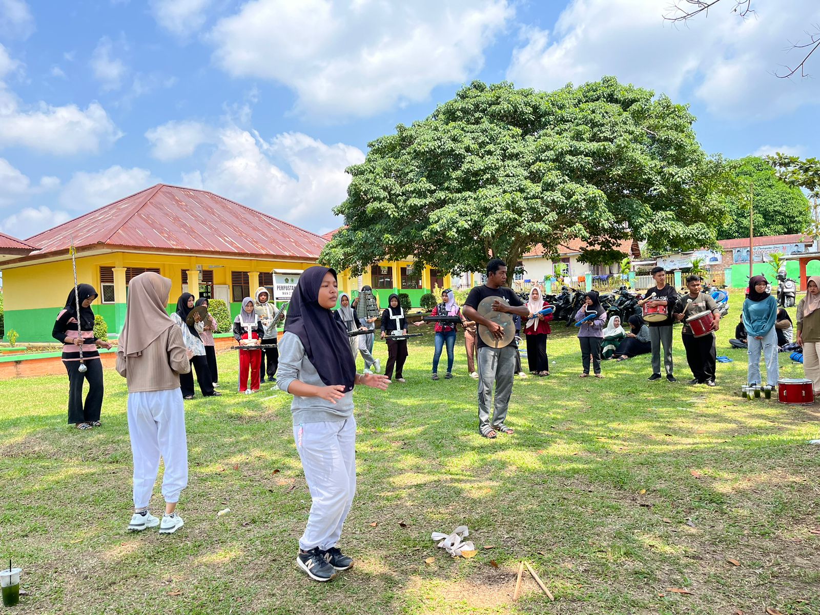 Kembangkan Kreativitas Siswa Melalui Drumband di MAN 2 Tebo Kembangkan Kreativitas Siswa Melalui Drumband di MAN 2 Tebo