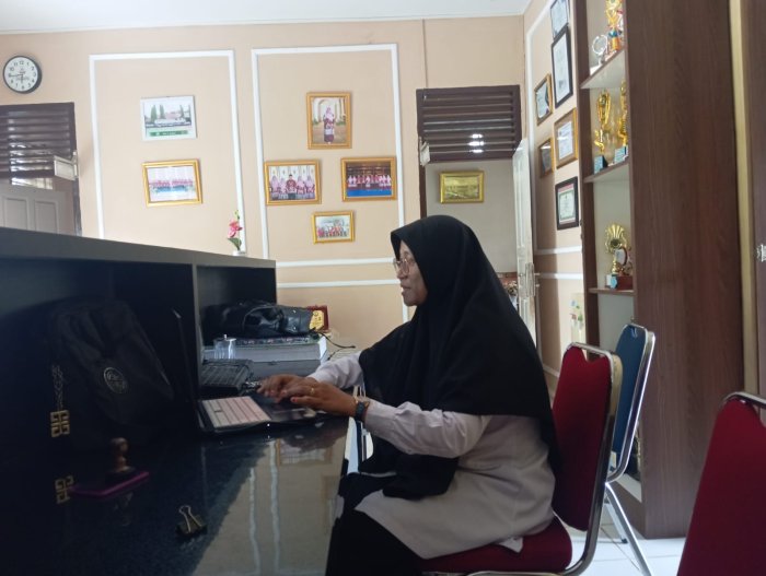 Waka Kurikulum MAN 2 Bungo, Ibu Lina S.Pd.I, Siapkan Berkas PKKM untuk Tingkatkan Mutu Madrasah Waka Kurikulum MAN 2 Bungo, Ibu Lina S.Pd.I, Siapkan Berkas PKKM untuk Tingkatkan Mutu Madrasah