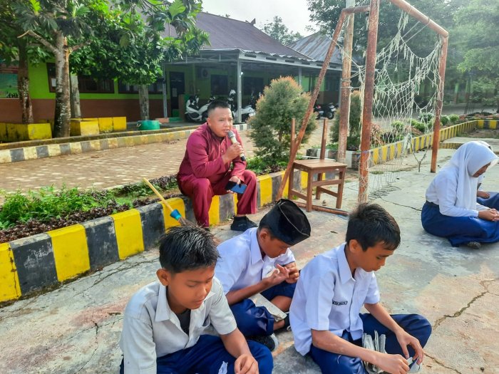Pembiasaan Pagi MTsN 1 Bungo: Menanamkan Nilai Kebijaksanaan dalam Setiap Ucapan Pembiasaan Pagi MTsN 1 Bungo: Menanamkan Nilai Kebijaksanaan dalam Setiap Ucapan