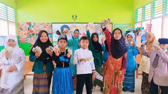 Senangnya Siswa MIN 4 Tebo Saat Dagangannya Habis Terjual Senangnya Siswa MIN 4 Tebo Saat Dagangannya Habis Terjual