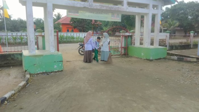 Guru MIN 3 Tebo Sambut Hangat Kedatangan Siswa di Gerbang Madrasah Guru MIN 3 Tebo Sambut Hangat Kedatangan Siswa di Gerbang Madrasah