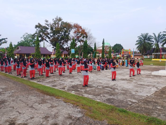Senam Pagi Rutin di MAN 2 Tebo Tingkatkan Semangat Belajar Senam Pagi Rutin di MAN 2 Tebo Tingkatkan Semangat Belajar