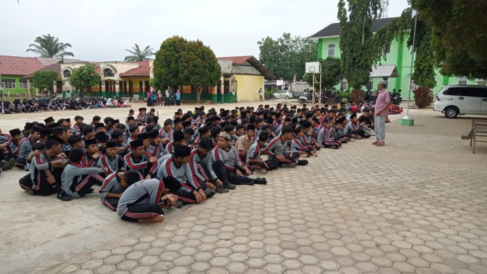 Waka Humas Sampaikan Pesan Disiplin kepada Siswa MTsN 2 Bungo Waka Humas Sampaikan Pesan Disiplin kepada Siswa MTsN 2 Bungo