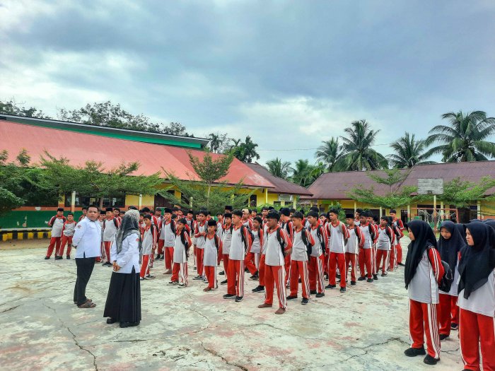 Classmeeting Lebih Tertib dan Meriah: Ibu Fitra Hayati Paparkan Arahan Teknis Didampingi Pembina OSIM MTsN 1 Bungo Classmeeting Lebih Tertib dan Meriah: Ibu Fitra Hayati Paparkan Arahan Teknis Didampingi Pembina OSIM MTsN 1 Bungo
