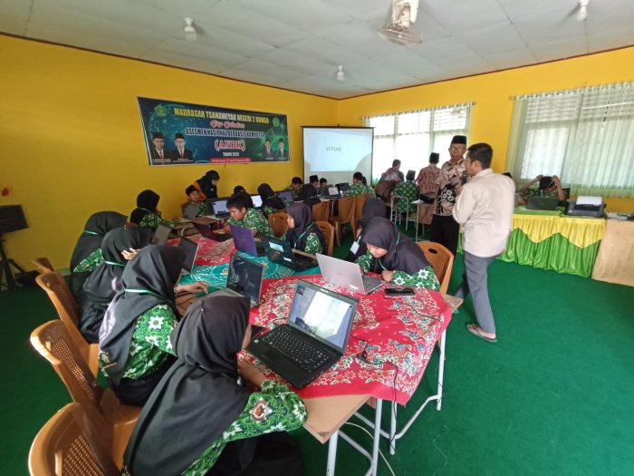 50 Siswa MTsN 2 Bungo Antusias Ikuti Hari Pertama ANBK 2025 50 Siswa MTsN 2 Bungo Antusias Ikuti Hari Pertama ANBK 2025