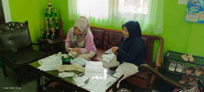 Gerak Cepat! Usai TKA, Panitia MTsN 2 Bungo Langsung Matangkan Persiapan Kartu Peserta Ujian Madrasah (UM)