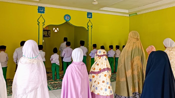 Shalat Dzuhur Berjamaah di MIN 4 Tebo Kuatkan Kultur Disiplin dan Keteladanan