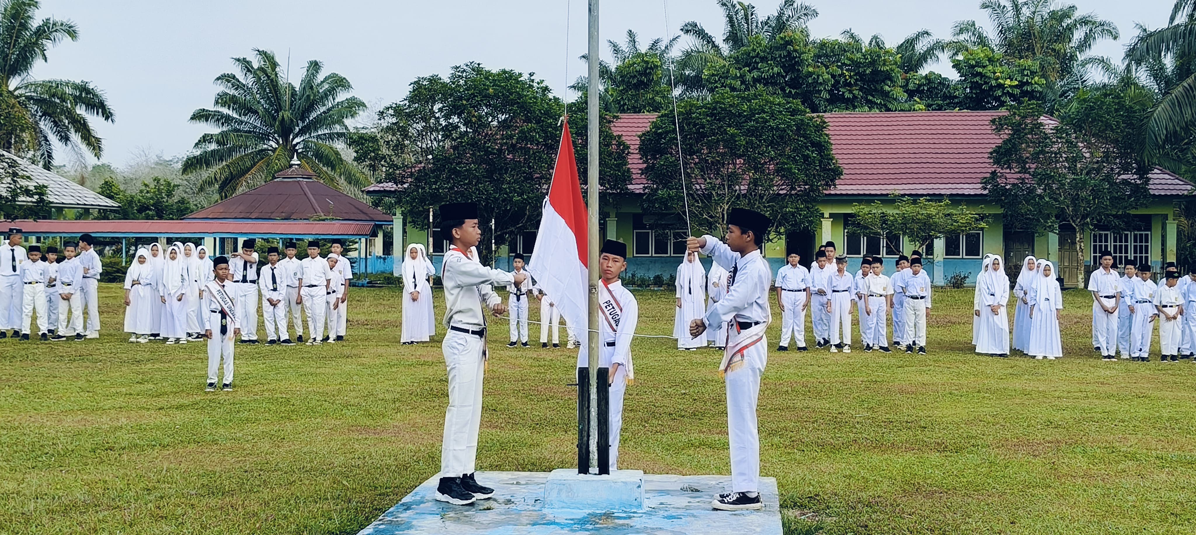 Upacara Hari Senin di MTsN 5 Tebo, Waka Kurikulum Ingatkan Pentingnya Disiplin dan Persiapan ANBK