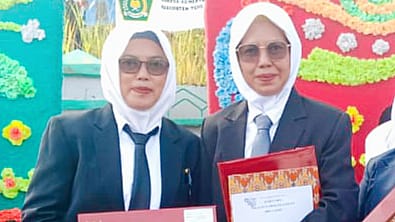 Dua Guru MIN 4 Tebo Terima Satyalancana Karyasatya X Tahun pada Upacara HAB ke-80