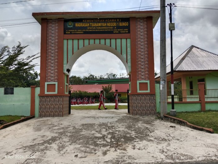 Sambut Minggu Kedua Pasca Lebaran, MTsN 1 Bungo Tampil Bersih dan Asri dari Gerbang Depan Sambut Minggu Kedua Pasca Lebaran, MTsN 1 Bungo Tampil Bersih dan Asri dari Gerbang Depan