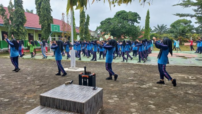 Senam Pagi Meningkatkan Semangat dan Kebugaran Siswa/i dan Guru MAN 2 Bungo Senam Pagi Meningkatkan Semangat dan Kebugaran Siswa/i dan Guru MAN 2 Bungo