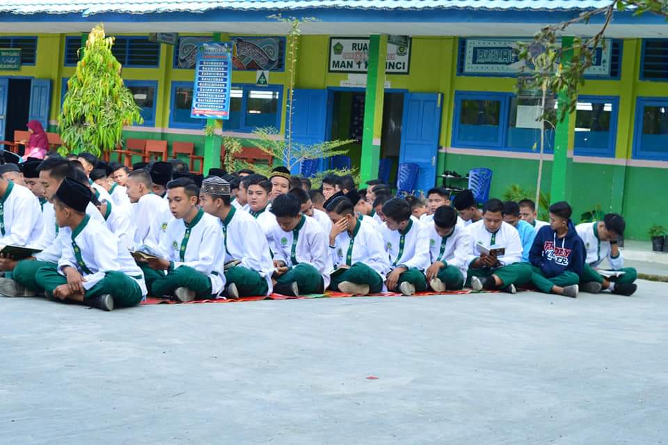Siswa MAN 1 Kerinci Gelar Doa Bersama di Lapangan Menjelang Ujian Akhir Semester Siswa MAN 1 Kerinci Gelar Doa Bersama di Lapangan Menjelang Ujian Akhir Semester