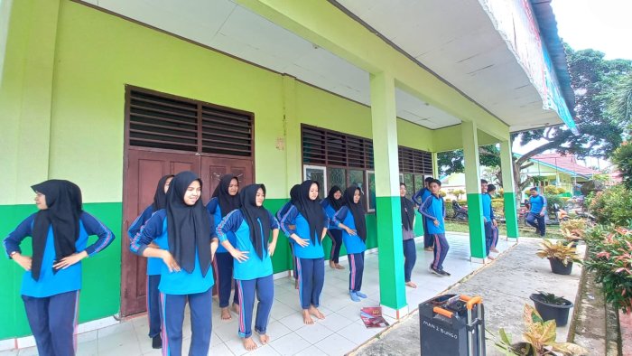 Kelas XII B Giat Berlatih Senam: Siap Tampil Gemilang di Lomba Pensi Antar Kelas! Kelas XII B Giat Berlatih Senam: Siap Tampil Gemilang di Lomba Pensi Antar Kelas!