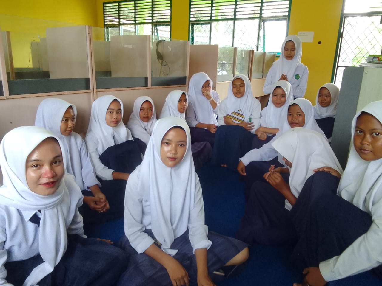 PEMBINA EKSTRAKURIKULER SENI TARI, ENY IRMAWANTI, S.Pd SIAP LATIH BERAGAM SENI TARI PEMBINA EKSTRAKURIKULER SENI TARI, ENY IRMAWANTI, S.Pd SIAP LATIH BERAGAM SENI TARI
