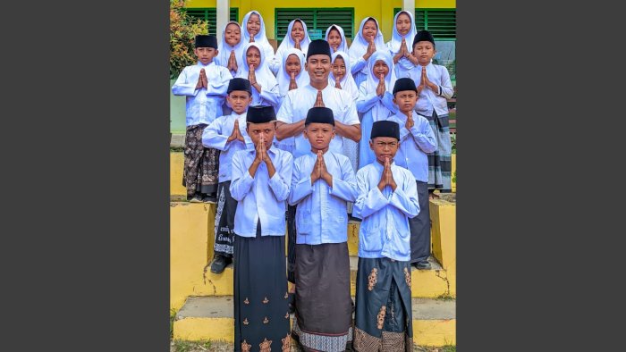 MIN 4 Tebo Tekankan Bukan Sekadar Berpakaian Ala Santri, Tapi Nilainya MIN 4 Tebo Tekankan Bukan Sekadar Berpakaian Ala Santri, Tapi Nilainya