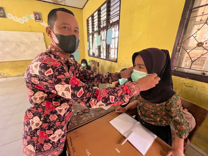 Antisipasi Dampak Karhutla, Kepala Madrasah dan Guru MIN 1 Muaro Jambi Kompak Bagikan Masker untuk Siswa