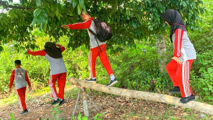 Pramuka MTsN 1 Bungo Laksanakan Hiking dan Jelajah Alam di Jambore Ranting