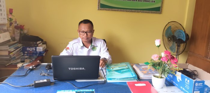 Guru BK Minta Siswa Tertib Gunakan Atribut Senin Sesuai Aturan Guru BK Minta Siswa Tertib Gunakan Atribut Senin Sesuai Aturan