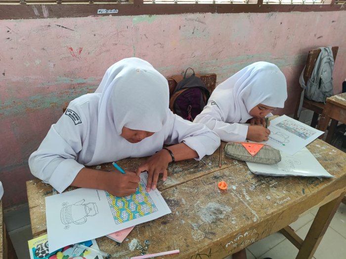 Kreativitas di Balik Garis dan Warna: Siswa Kelas VII MTsN 1 Bungo Kenali Ragam Hias Kreativitas di Balik Garis dan Warna: Siswa Kelas VII MTsN 1 Bungo Kenali Ragam Hias