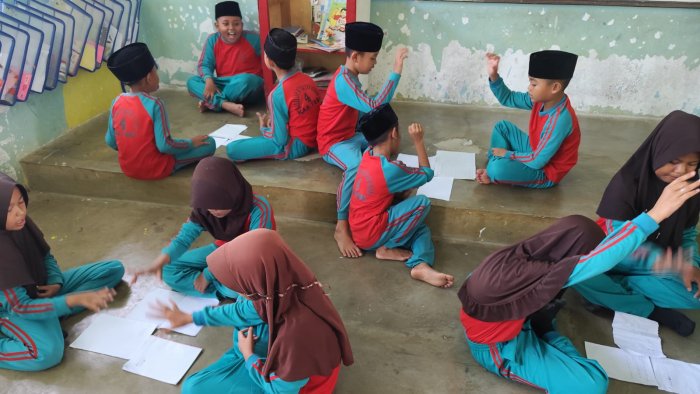 Bermain Sambil Belajar, Inilah Potret Pembelajaran yang Dirindukan Siswa MIN 4 Tebo