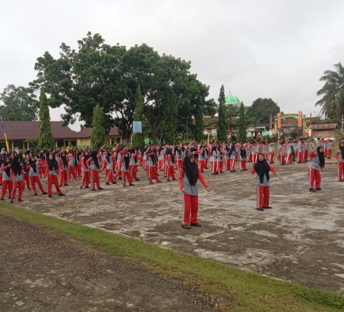 Wujudkan Lingkungan Bersih dan Bugar, MAN 2 Tebo Gelar Sabtu Sehat dan Gotong Royong Bersama Wujudkan Lingkungan Bersih dan Bugar, MAN 2 Tebo Gelar Sabtu Sehat dan Gotong Royong Bersama