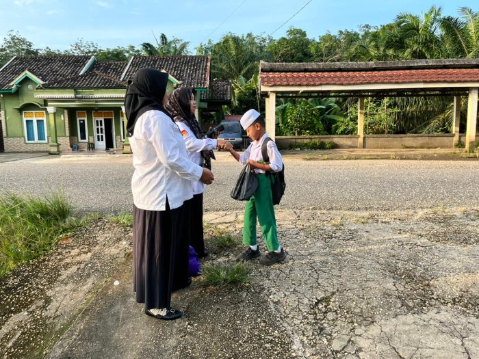 Wujudkan Kedisiplinan, Majelis Guru dan Staf Madrasah Rutin Sambut Siswa di Gerbang Sekolah Wujudkan Kedisiplinan, Majelis Guru dan Staf Madrasah Rutin Sambut Siswa di Gerbang Sekolah