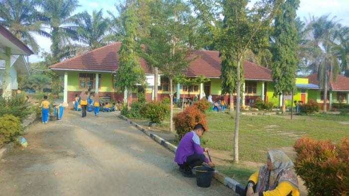 Tingkatkan Kebersihan dan Kebersamaan, Siswa dan Guru MIN 3 Tebo Gelar Gontong Royong Sebelum PBM dimulai