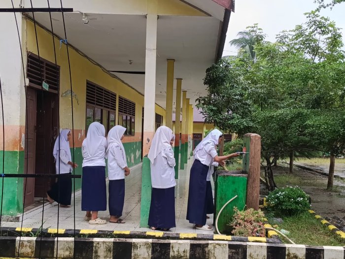 Kedisiplinan Sejak Dini: Siswi MTsN 1 Bungo Tunjukkan Budaya Antre Saat Wudhu Kedisiplinan Sejak Dini: Siswi MTsN 1 Bungo Tunjukkan Budaya Antre Saat Wudhu
