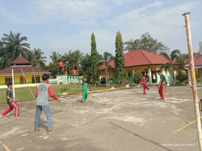 Siswa MAN 2 Tebo Antusias Ikuti Latihan PJOK, Wujudkan Semangat Kerjasama dan Sportivitas Siswa MAN 2 Tebo Antusias Ikuti Latihan PJOK, Wujudkan Semangat Kerjasama dan Sportivitas