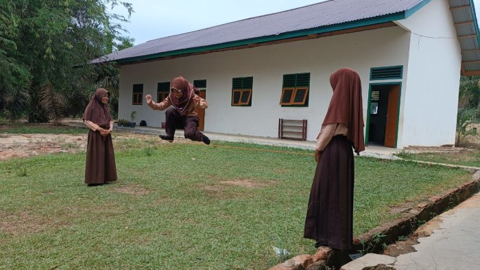 Permainan Tradisional Tetap Hidup di MIN 4 Tebo Permainan Tradisional Tetap Hidup di MIN 4 Tebo