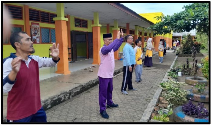 Guru MTsN 1 Tebo Beri Teladan Hidup Sehat Melalui Senam Pagi Bersama Siswa