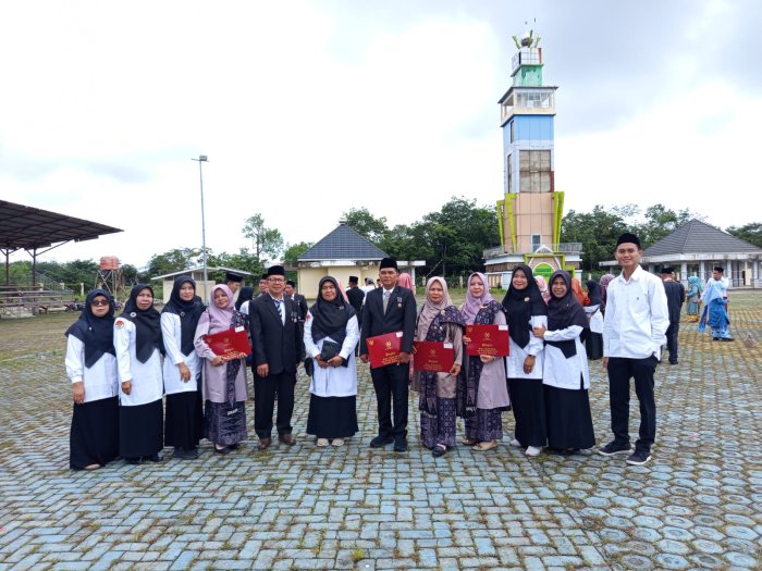Kepala Urusan Tata Usaha dan Lima Guru MAN 2 Bungo Terima Penghargaan 20 Tahun Pengabdian Kepala Urusan Tata Usaha dan Lima Guru MAN 2 Bungo Terima Penghargaan 20 Tahun Pengabdian
