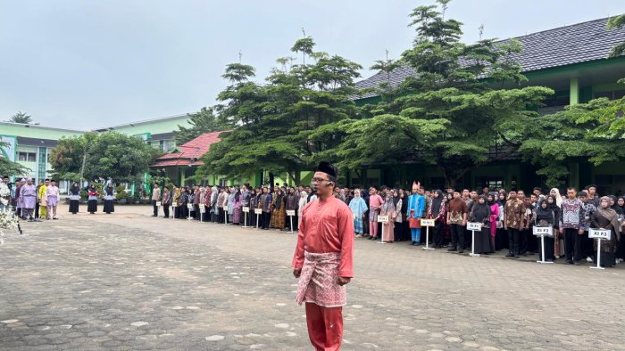 Ketegasan Komando Warnai Sukses Upacara Hari Guru Nasional di MAN 2 Kota Jambi Ketegasan Komando Warnai Sukses Upacara Hari Guru Nasional di MAN 2 Kota Jambi