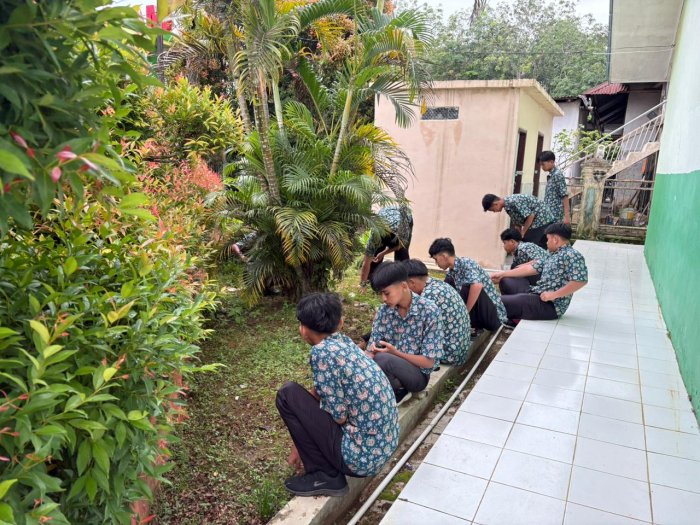 Kepala MAN 2 Bungo Bersama Waka, Guru, dan Siswa Laksanakan Kegiatan Bersih-Bersih Sebelum Pembelajaran Kepala MAN 2 Bungo Bersama Waka, Guru, dan Siswa Laksanakan Kegiatan Bersih-Bersih Sebelum Pembelajaran