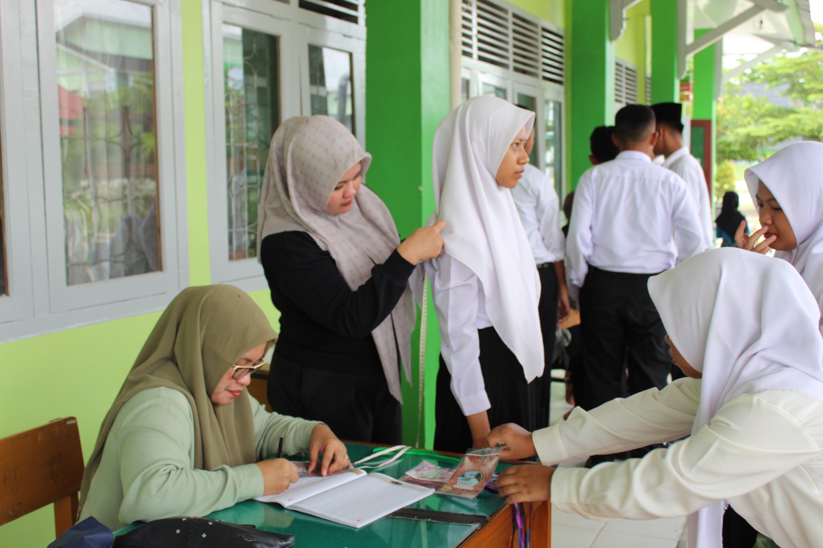 Siswa MAN 2 Kota Jambi Antusias Mengukur Seragam Madrasah Baru Siswa MAN 2 Kota Jambi Antusias Mengukur Seragam Madrasah Baru