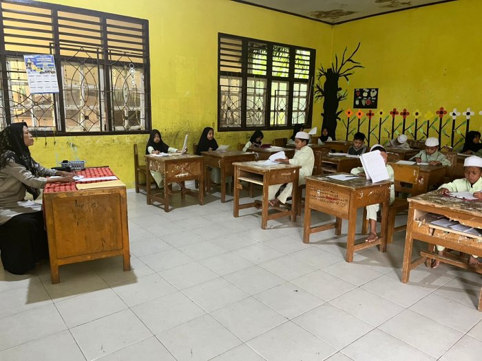 Suasana Ujian Semester 2 Siswa Kelas 1-5 di Hari Jumat Pertama Pasca-Libur Iduladha Suasana Ujian Semester 2 Siswa Kelas 1-5 di Hari Jumat Pertama Pasca-Libur Iduladha