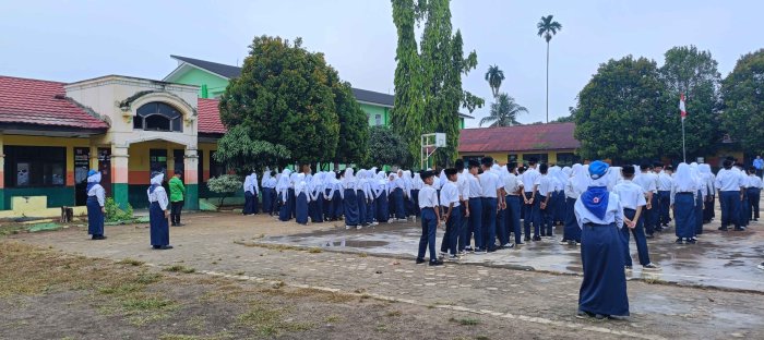 Kesigapan PMR Terlihat dalam Pengamanan Kesehatan Saat Upacara Bendera